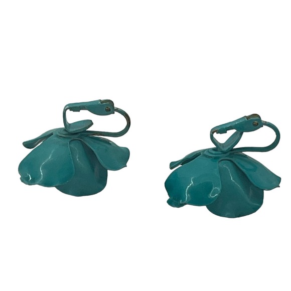 Elegant Green Floral Earrings - Picture 3 of 5